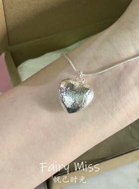 屁桃心坠简约银色拉丝爱心锁骨链