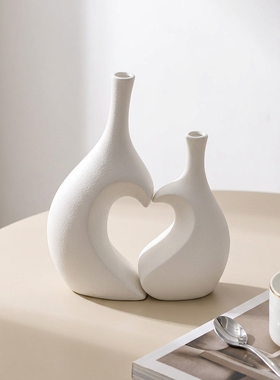极简风白色陶瓷爱心花瓶摆件