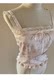 ຊັ້ນເທິງຂອງ lace ແລະ satin suspender ຫລາກຫລາຍຂອງແມ່ຍິງ
