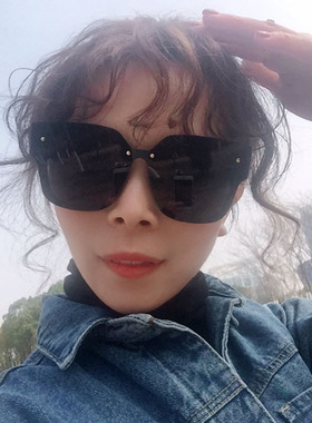 墨镜方形宽腿大字母显瘦红框旅游