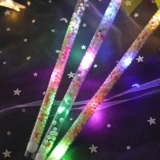 Светящиеся уши флуоресцентного стержня, перьев цветочный кольцо головного убора. Квадратный ночной рынок переключается на туристические живописные точки