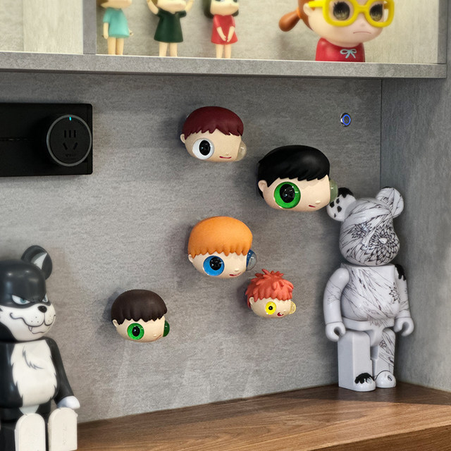 Big-eyed boy’s trendy ornaments