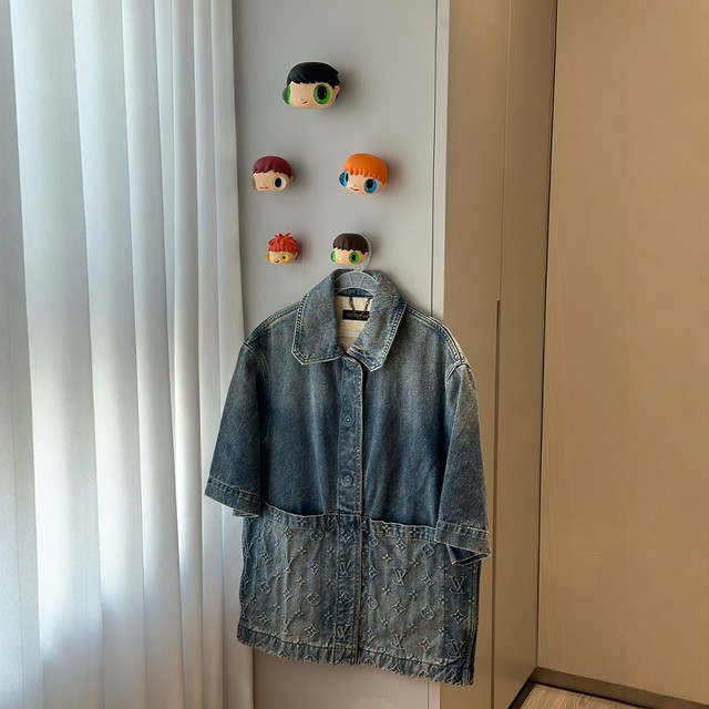 Big-eyed boy’s trendy ornaments