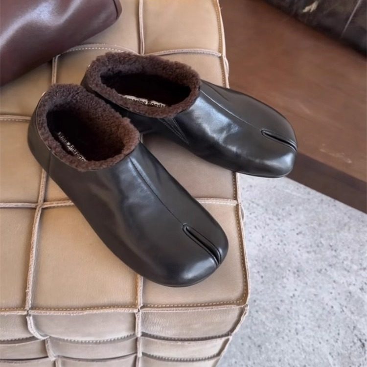 WM6二棉女鞋欧洲站2025年冬季新款欧货真皮加绒保暖平底分趾单鞋,淘宝优惠券,粉丝福利购,淘宝优惠卷