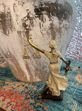 树脂正义女神雕塑雕像司法院律师事务所天平法律办公桌摆件小礼物