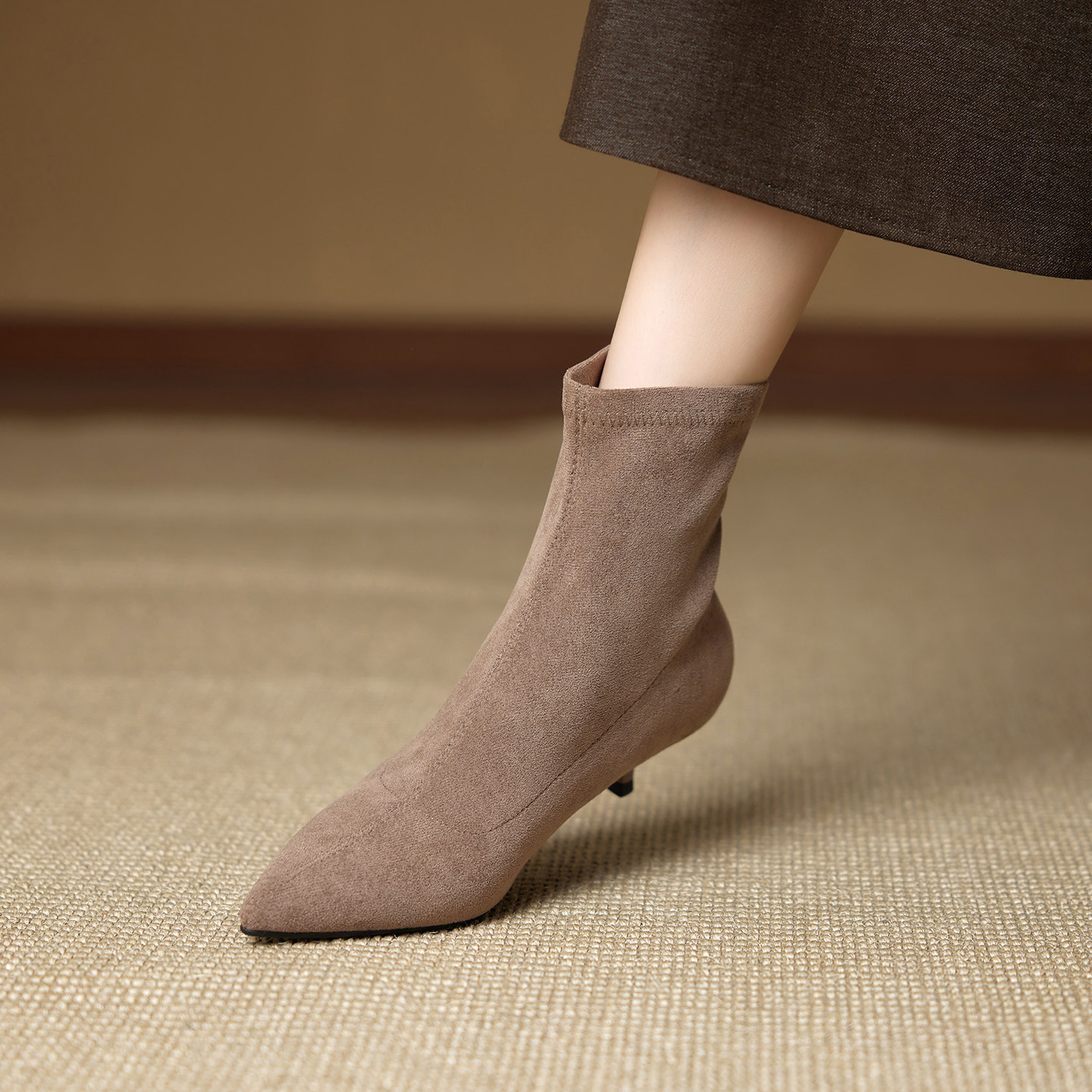 复古绒面尖头细跟短靴女2025秋冬新款气质百搭软底舒适低跟瘦瘦靴,淘宝优惠券,粉丝福利购,淘宝优惠卷