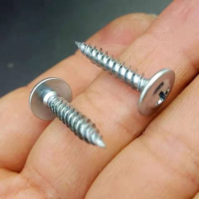 Large flat head cross pointed tail screw wood screw