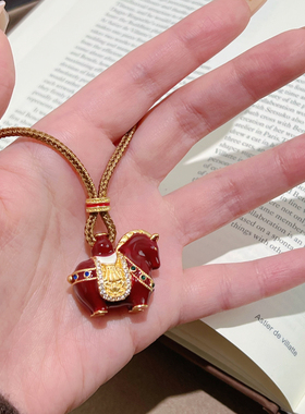 新年红色小马玫红锆石罗盘吊坠项链女毛衣链可调节精致配饰礼物