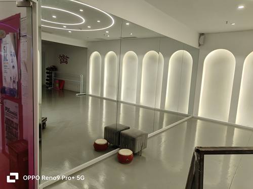 上海市定制5mm超白银镜灯带舞蹈房镜健身房镜子瑜伽房镜子带灯带 - 图3