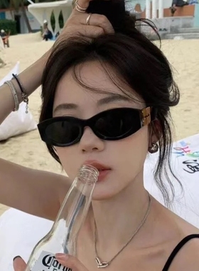 复古猫眼窄框黑色大字母装饰墨镜