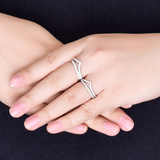 卓蝶珠宝仿钻石排钻戒指纯银镶钻排戒镀18K白金V戒护戒尾戒女情侣