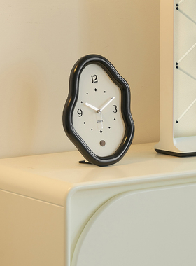 颜控一眼心动时钟装饰摆件