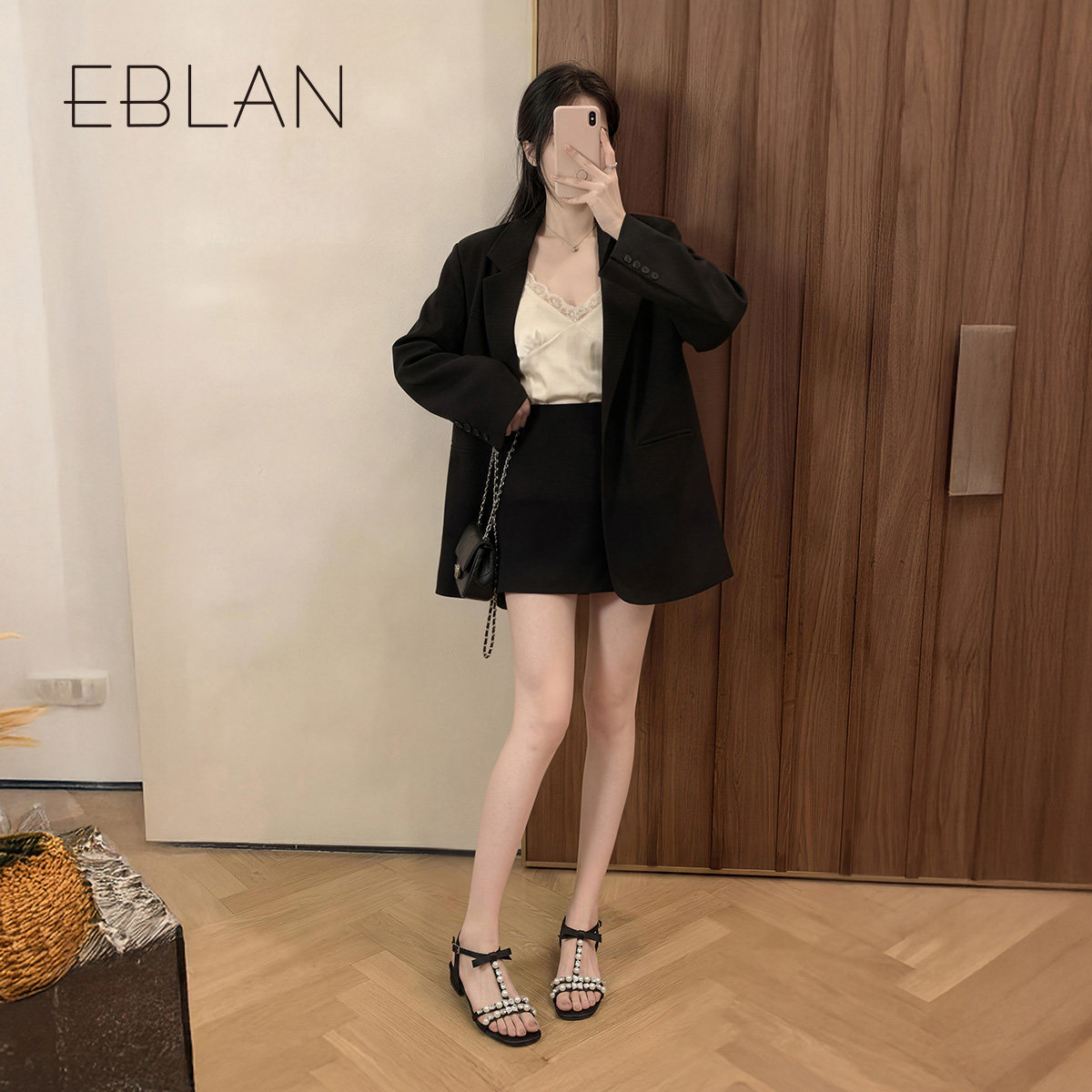 EBLAN/伊伴水钻蝴蝶结凉鞋女2025夏季新款一字带平底珍珠罗马凉鞋