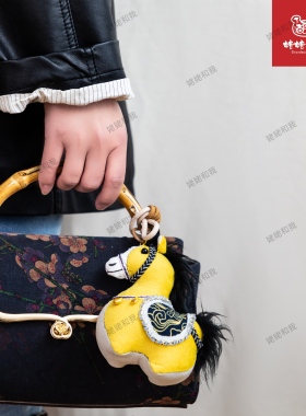 姥姥和我 马上有钱非遗手工刺绣