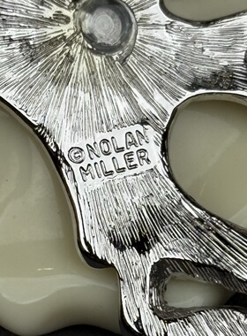 万物二奢 Nolan Miller 银色镶钻立体米白山茶花中古胸针
