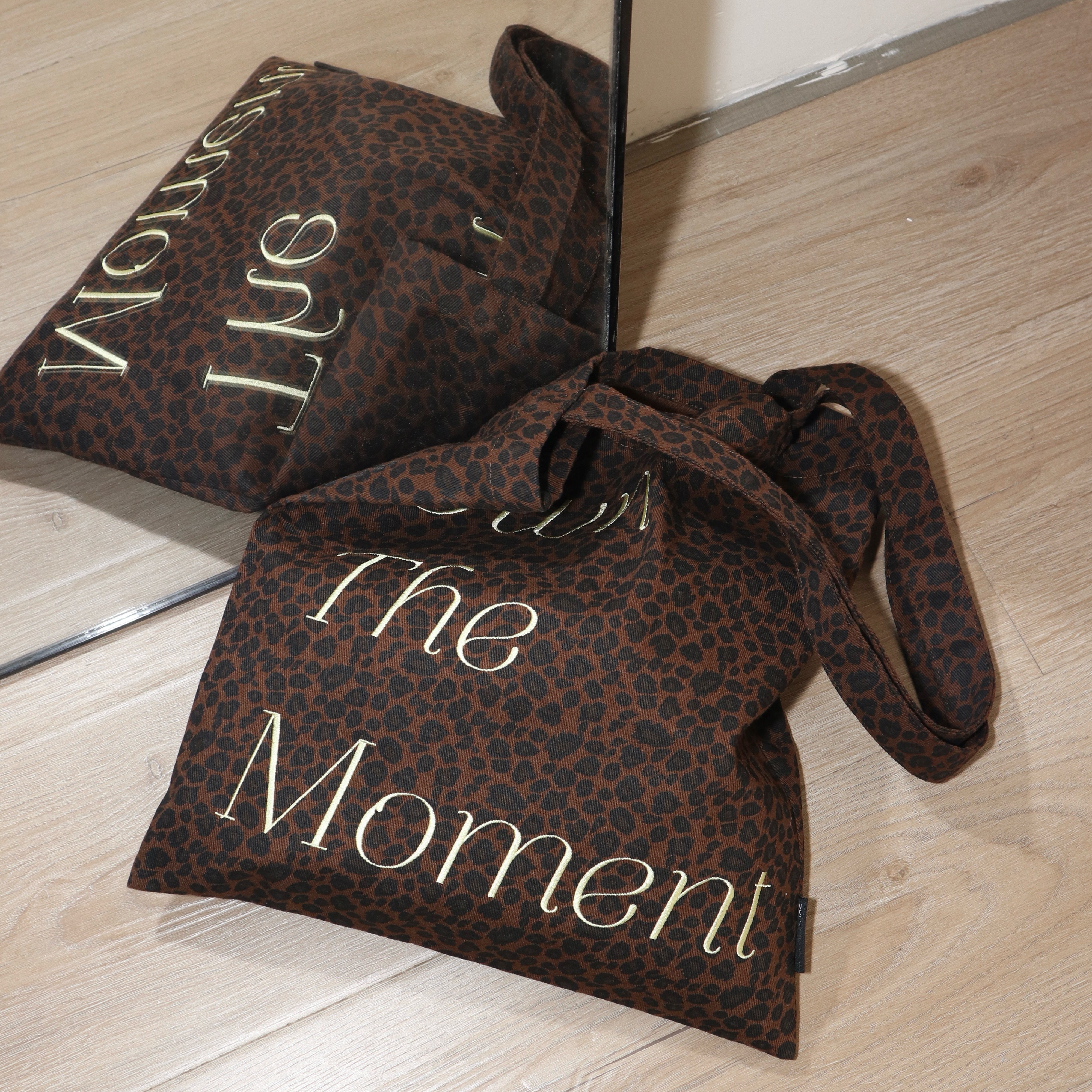 SunsetPark「拥有此刻」原创豹纹英文刺绣百搭通勤时髦单肩帆布包,淘宝优惠券,粉丝福利购,淘宝优惠卷