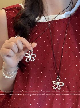 享受生活 银色镂空花朵项链女韩系ins简约小花颈链编织黑绳毛衣链