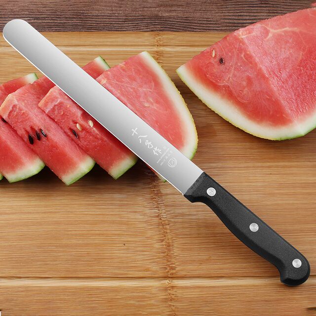 Cut the watermelon and lengthen it to make a fruit knife