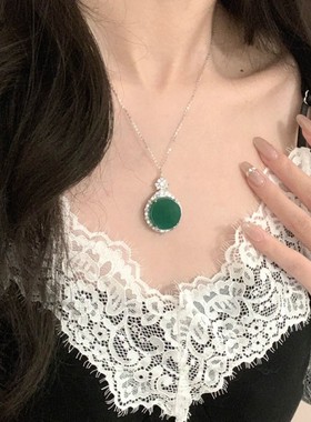 s925纯银首饰新款祖母绿玉髓圆形无事牌吊坠翡翠绿色项链时尚百搭
