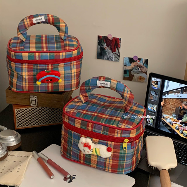 Netherlands Traveling# Retro checkered makeup bag portable large capacity makeup bag travel toiletries storage bag storage bag