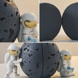 Книжный шкаф, космический космонавт