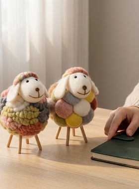 卡通羊毛毡小羊手工桌面摆件