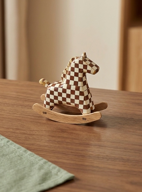 棋盘格木质摇摇马桌面摆件