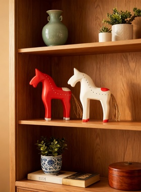 木质红白相间小马桌面摆件