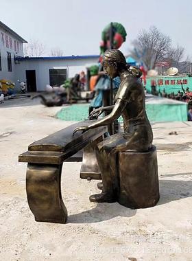 热销玻璃钢仿铜人物雕塑户外厂家小区绿地弹琴人物摆件制作景观