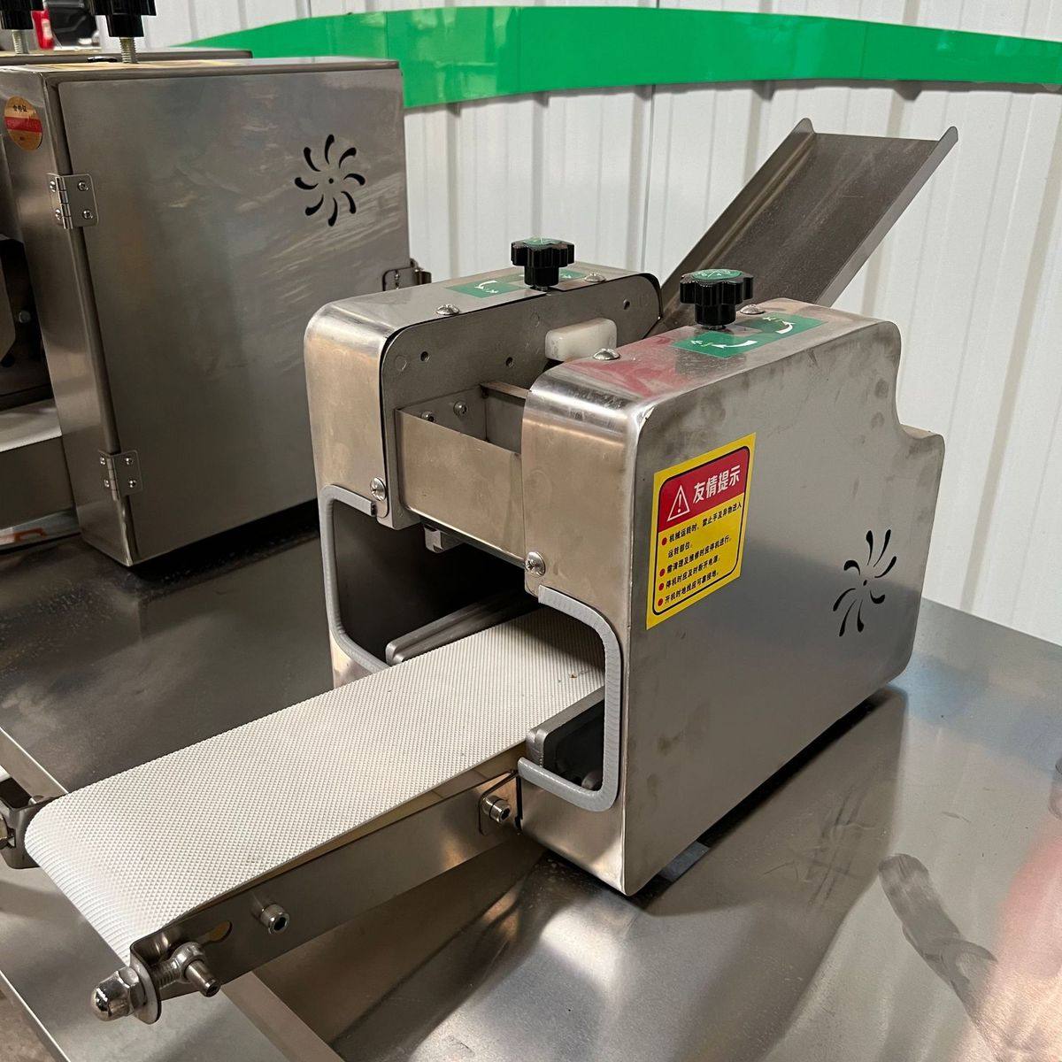 新热销商用小型全自动包饺子皮机仿手工电动多功能馄饨水饺皮机器,淘宝优惠券,粉丝福利购,淘宝优惠卷