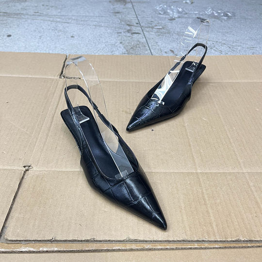 Модные и универсальные сандалии без шнуровки с острым носком и неглубоким однотонным узором.