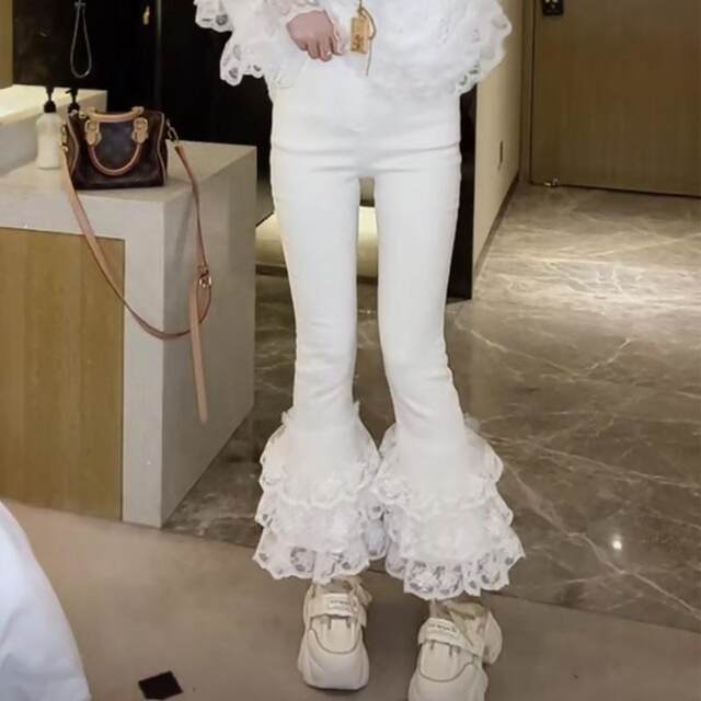 Elastic waist casual nine-quarter pants with lace