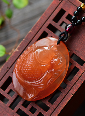 狮诺红兔毛连年有鱼雕刻发晶吊坠