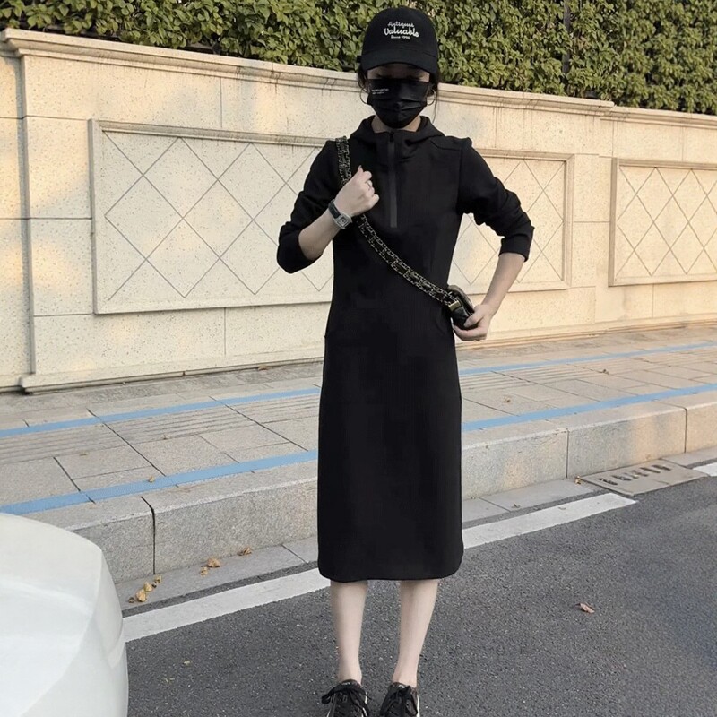150小个子穿搭早秋连帽卫衣连衣裙女2025新款显瘦长袖黑色中长裙