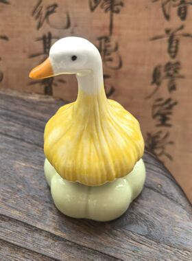 可爱风蒜了鸭旋转车载办公摆件