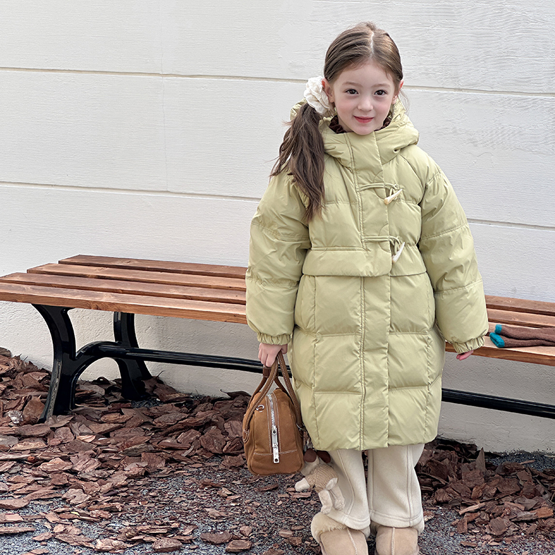 儿童冬季新国标90白鸭绒牛角扣长款连帽羽绒服女童宝宝加厚外套潮 - 图2