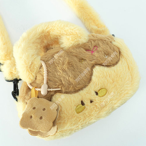 【刘叮当甄选】韩版软萌焦黄布丁可爱甜心毛绒斜挎包（带挂件） - 图0