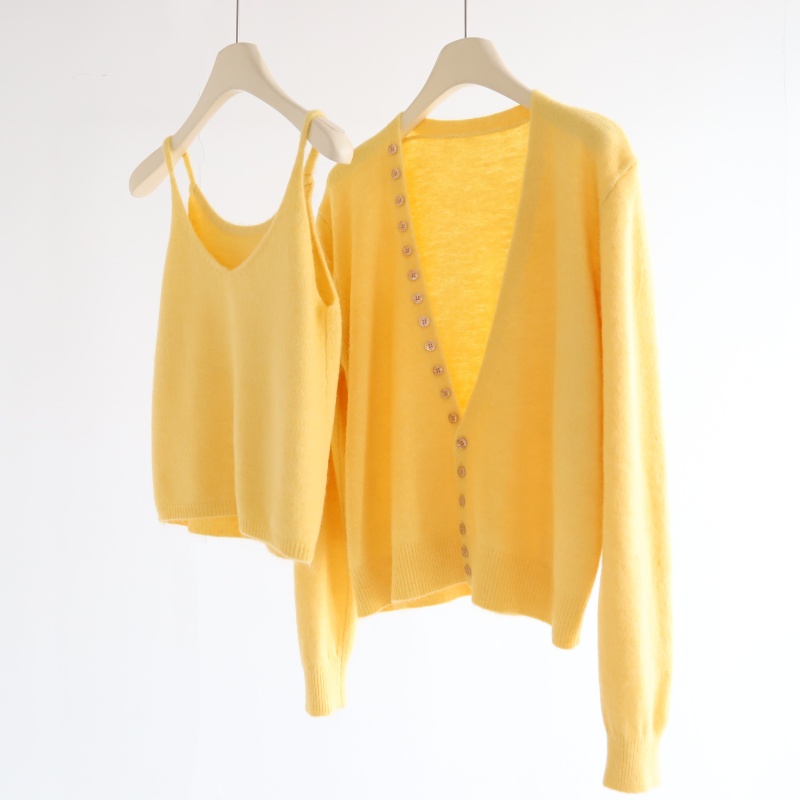 冬季恋歌 温柔风新款叠穿深V领多扣外套开衫+吊带背心简约两件套 - 图1