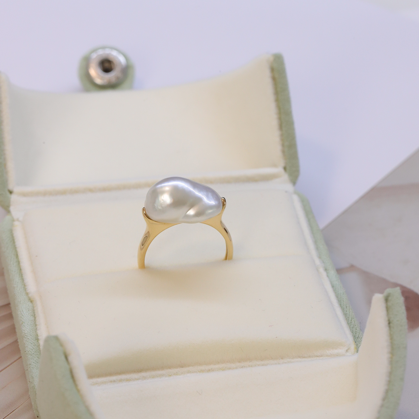 A Yun'ao White Keshi Pearl Ring