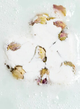 现货英产Lush 玫瑰恋人汽泡弹精油滋润泡澡球泡泡浴 100g
