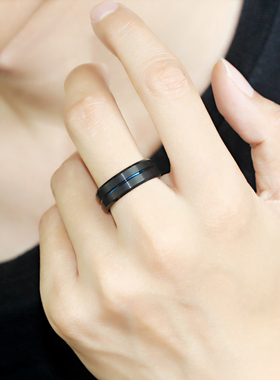 轻奢黑色磨砂钨金男士戒指刻字