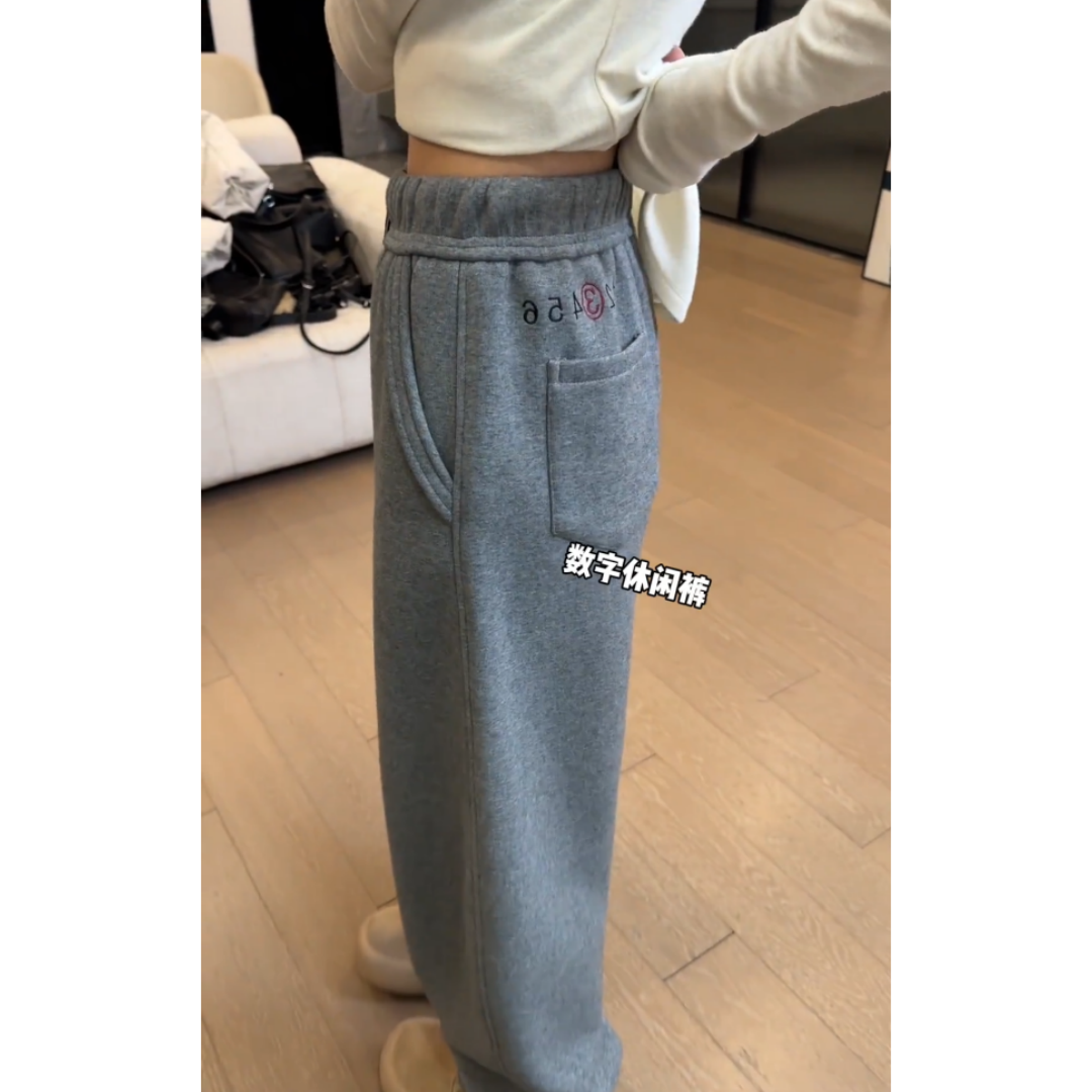 景倩妮灰色数字刺绣休闲裤2024年冬季新款加绒高腰显瘦宽松弯刀裤,淘宝优惠券,粉丝福利购,淘宝优惠卷