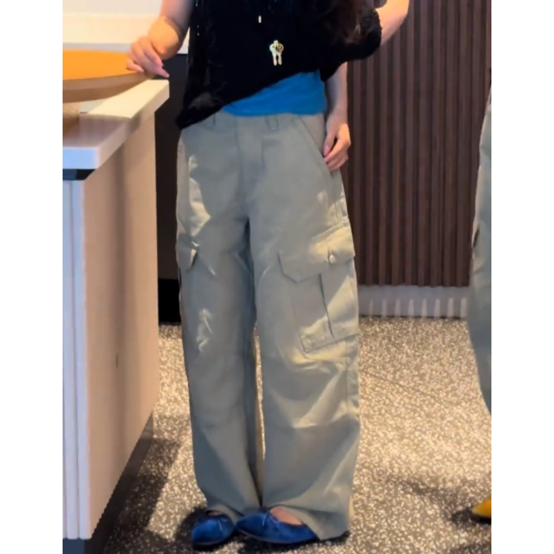 Multi-pocket cargo casual pants are popular this year