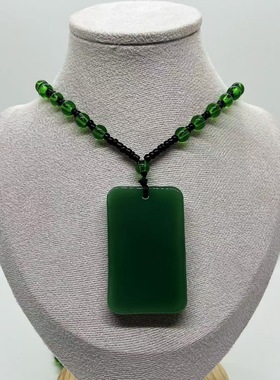 深绿平安无事牌吊坠项链无字牌色泽翠绿温润轮廓方正边缘顺滑
