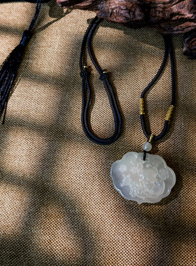 唐之饰 典雅中式复古白色锁骨链唐之饰 玉石项链岫玉灵狐长命锁