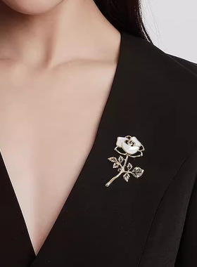 小子玫瑰花胸针高档女精致仿贝壳胸花小众设计感别针西装配饰品