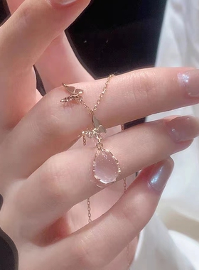 设计感气质粉水晶蝴蝶项链