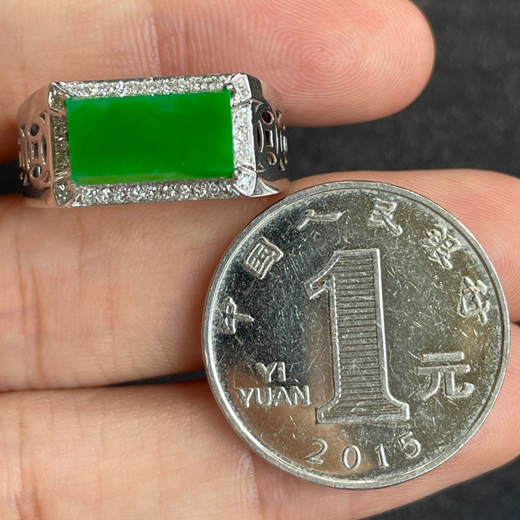 正阳绿方块马鞍指环种水细腻 18k金钻镶嵌男士戒指翡翠男款无裂纹 - 图0