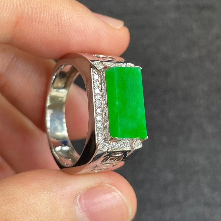 正阳绿方块马鞍指环种水细腻 18k金钻镶嵌男士戒指翡翠男款无裂纹 - 图3