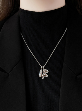 金属小马吊坠项链高级感脖子配饰